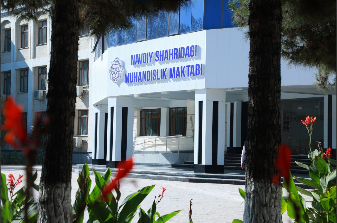 Maktab binosining kirish qismi